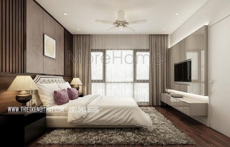 Cửa kính lớn và rèm 2 lớp giúp không gian luôn thoáng mát, cùng với đồ nội thất hiện đại sang trọng, tạo nên một không gian ấm cúng và đẳng cấp cho phòng ngủ master.